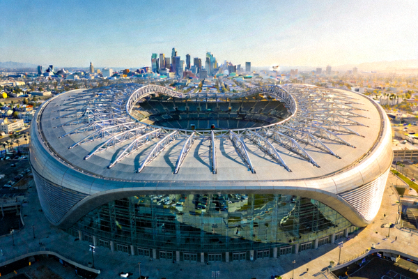2026世界杯洛杉矶SoFi体育场全景，拥有独特弧形屋顶设计